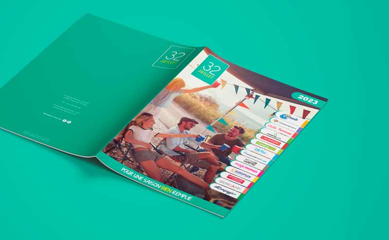 Brochure ouverte présentant des visuels colorés et des contenus touristiques.