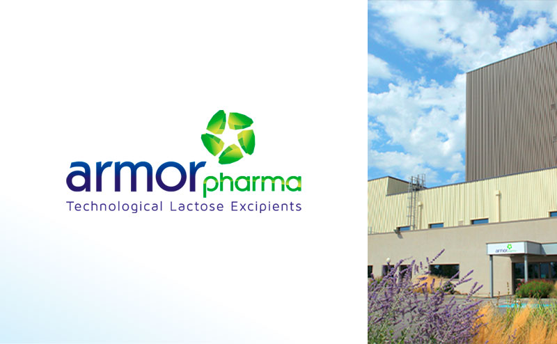 Bâtiment industriel Armor Pharma avec ciel bleu et végétation.